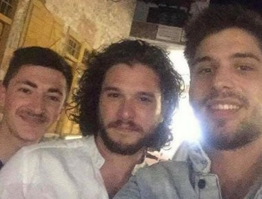 O Jon Snow περνά ξέγνοιαστες στιγμές στις Σπέτσες! (φωτό)